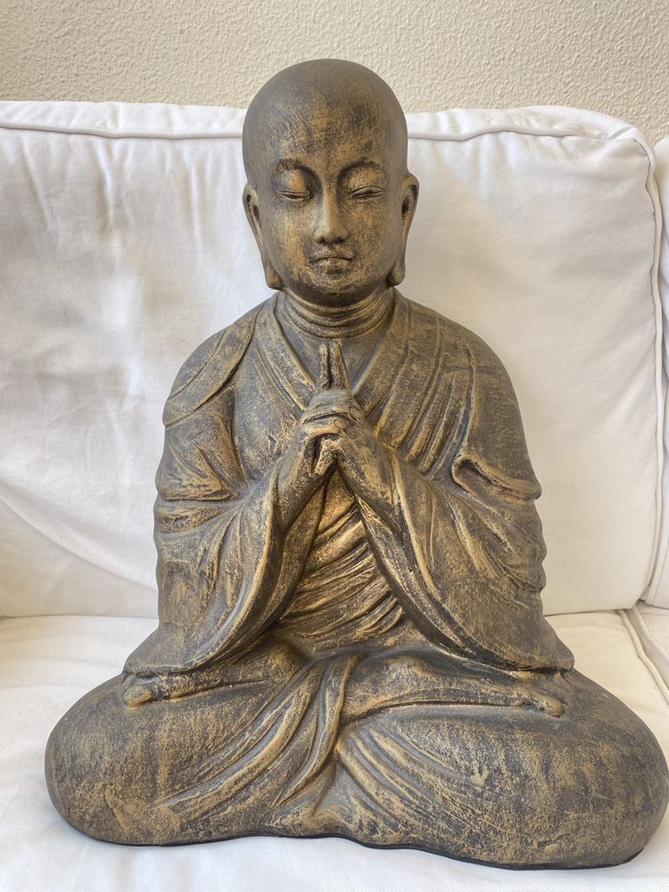Monge ou Buda feito em Barro em meditação  50 cm