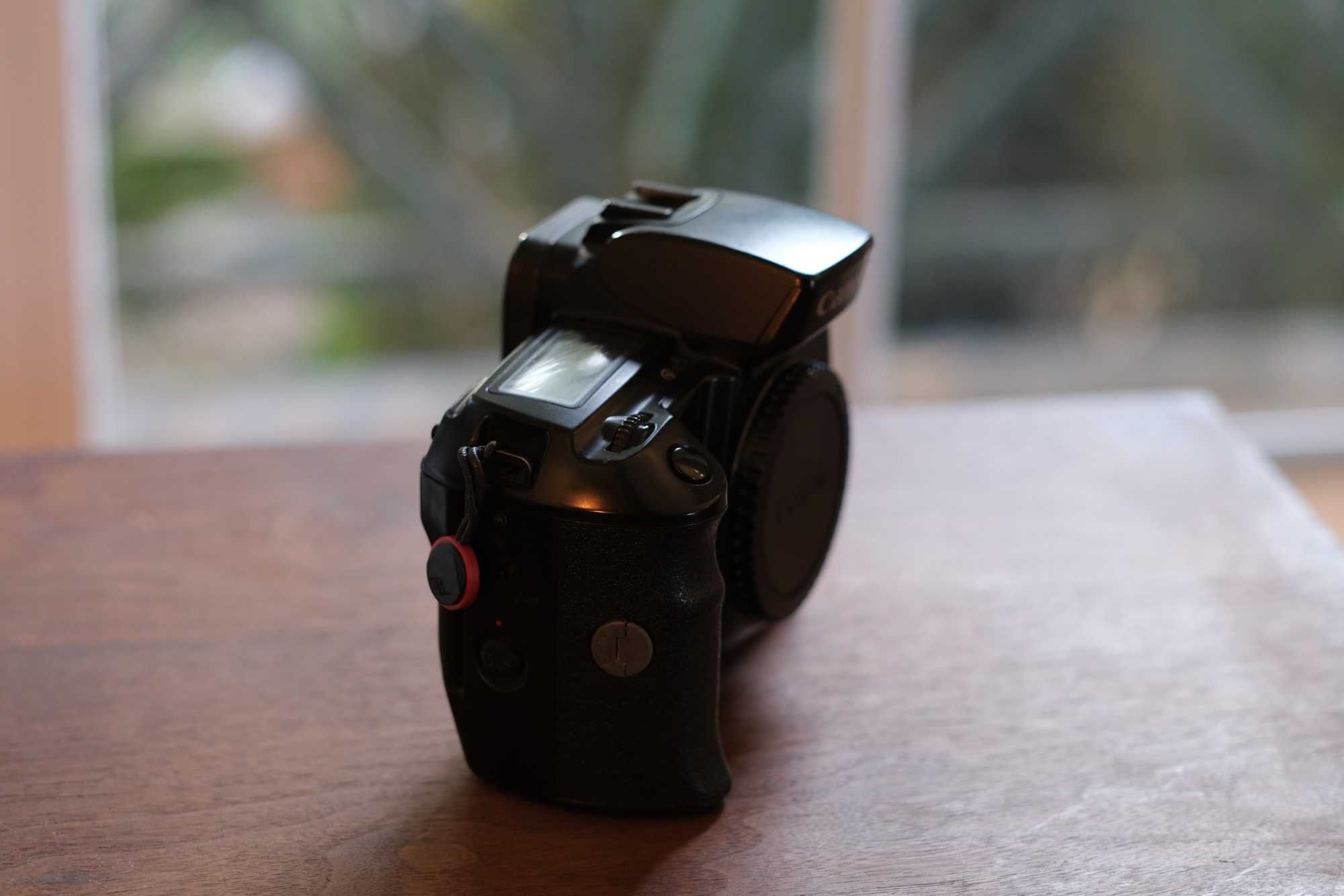 Canon A2 também conhecida como EOS 5 - Câmara Analógica 35mm