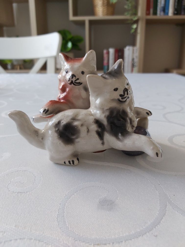 Figurka porcelanowa kotki z piłką kot koty porcelana ozdoba dekoracja