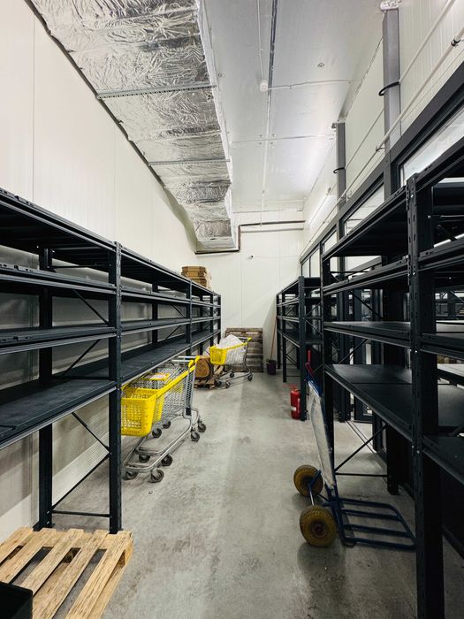 Продаж торгового місця на ринку Шувар, 80 м.кв., (є холодильник)