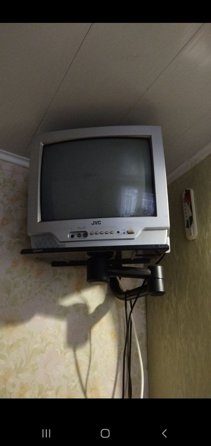 Телевизор JVC  б.у с кронштейном
