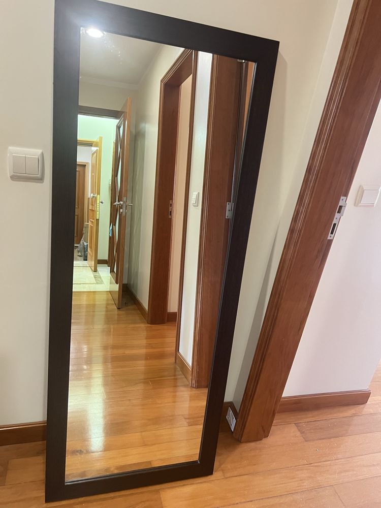 Espelho com moldura em madeira