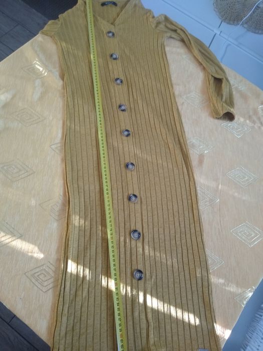 Ołówkowa sukienka z guzikami