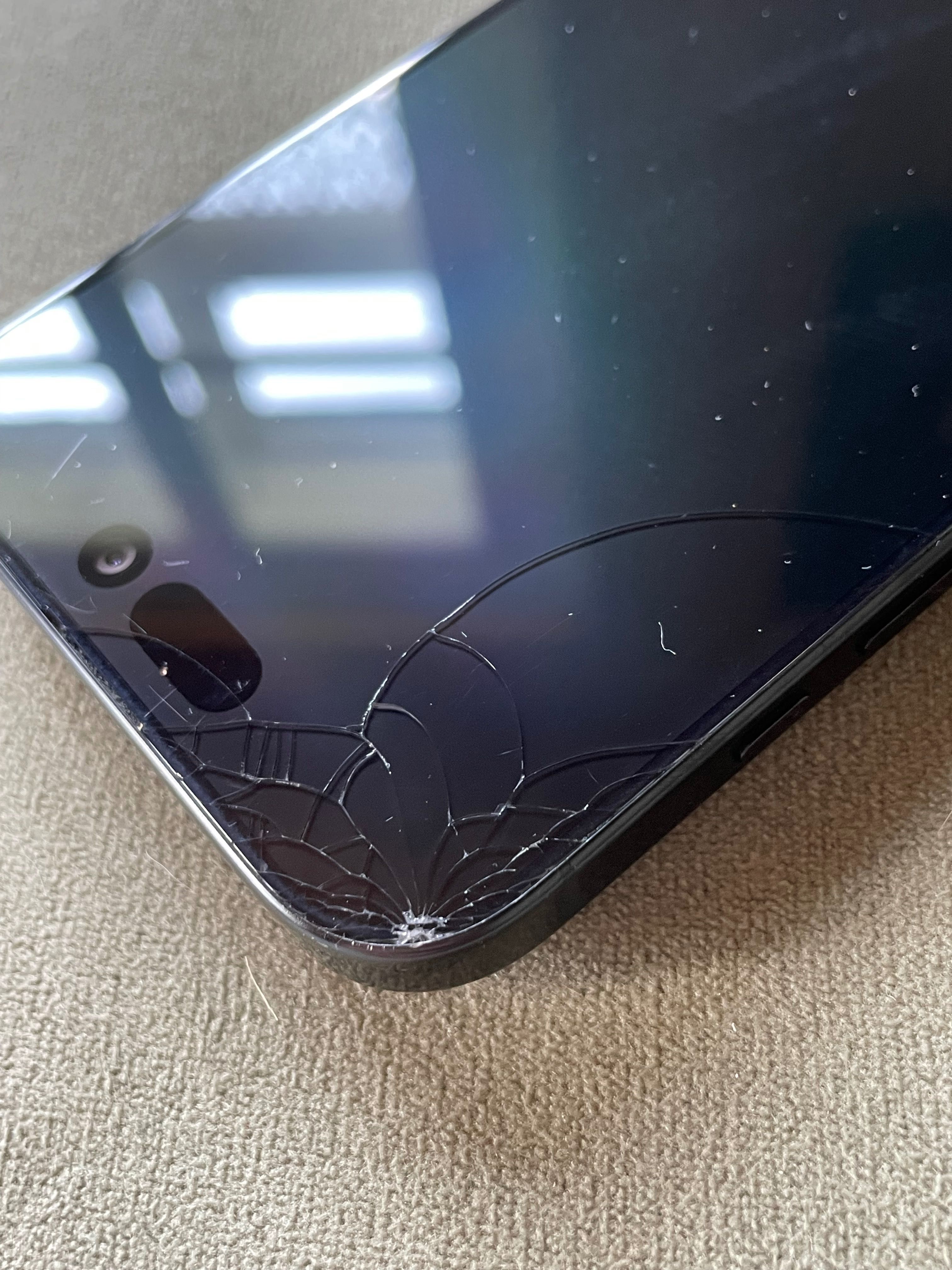 iPhone 16PRO Stłuczony Ekran