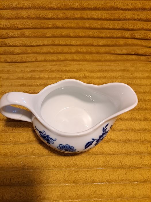 Sosjerka z granatową aplikacją