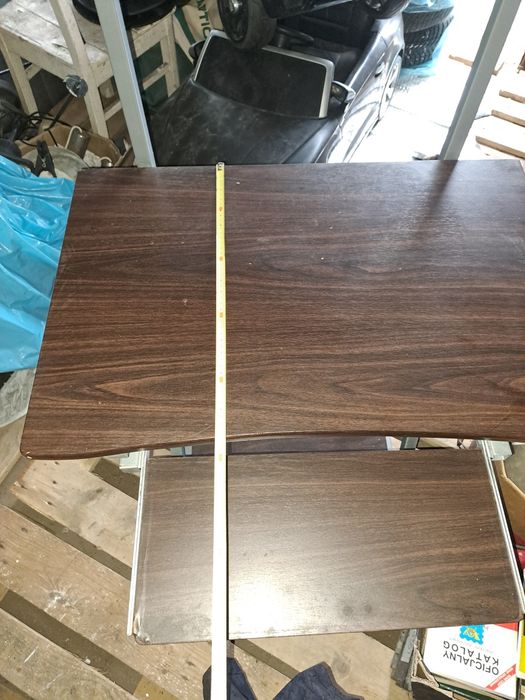 Fajne biurko z polka na metalowym stelazu 140 cm wysokie ze stolikiem