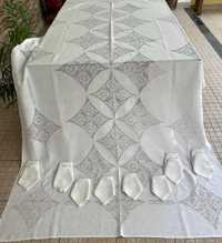 Toalha de mesa em linho bastante trabalhada em Crivo, de cor branca