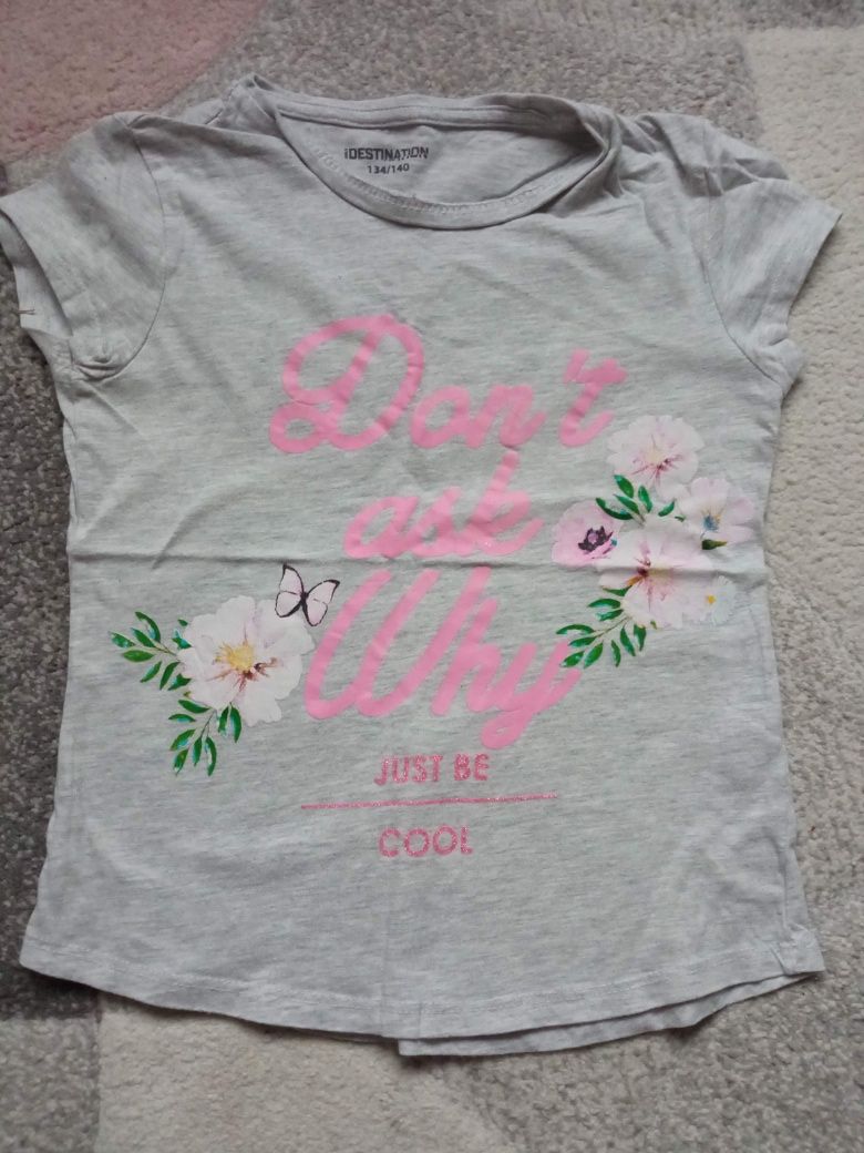 Szara bluzka t-shirt z napisami i kwiatami r. 134-140