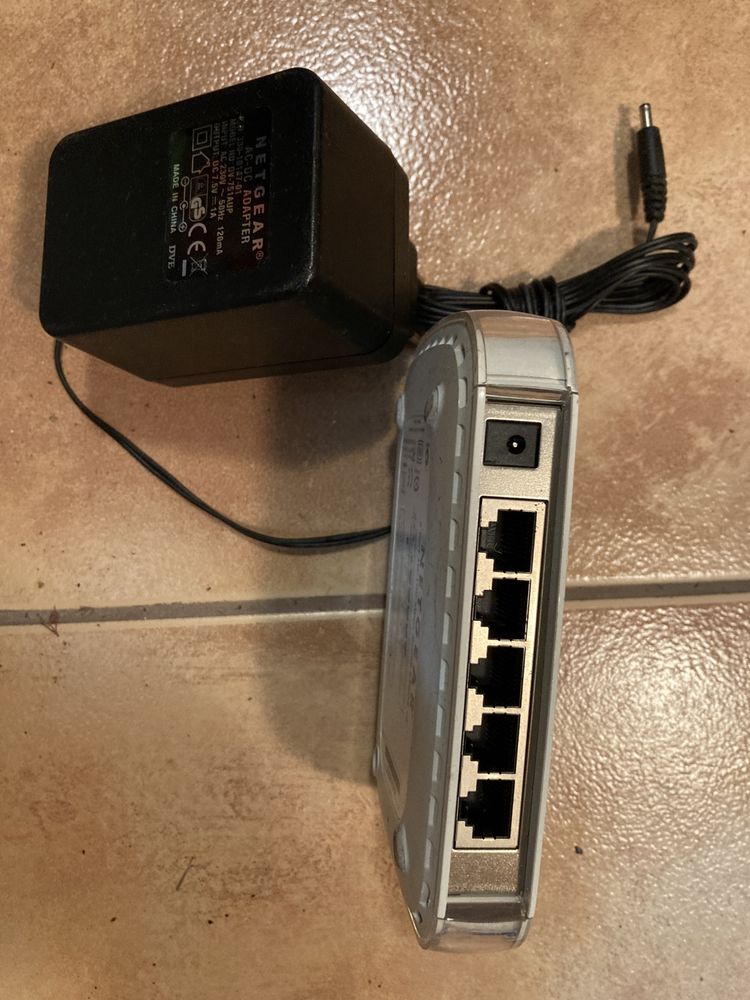 NETGEAR 5 port 10/100 Mbps switch