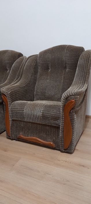 Диван з двома кріслами і пуфиками