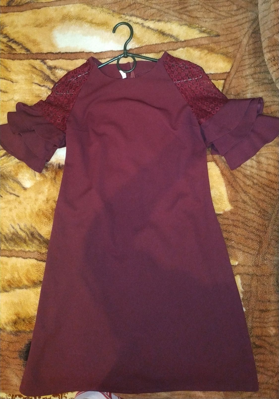 Платье с гипюром сукня