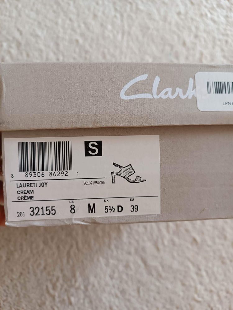 Продам босоніжки Clarks