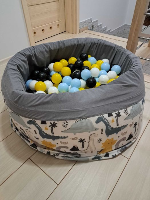 Basen z kolorowymi kulkami