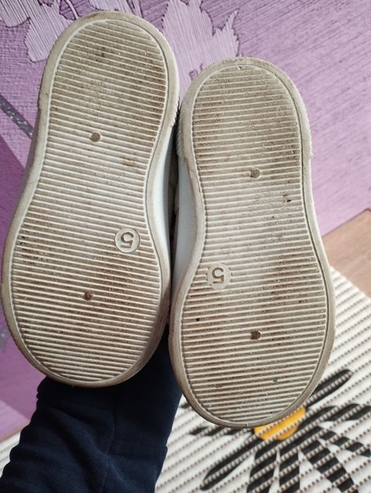 Взуття , тапочки .