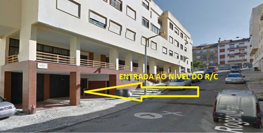 Estacionamento Amplo ao nivel do R/C em Benfica