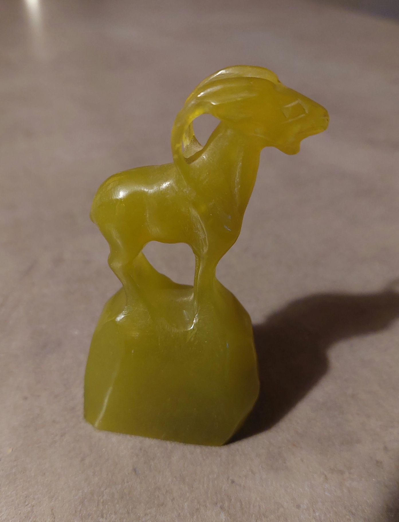 Stara figurka z jadeitu kozica