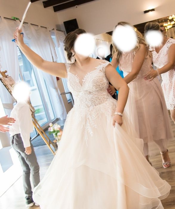 suknia ślubna rozmiar 42/44 z falbanami