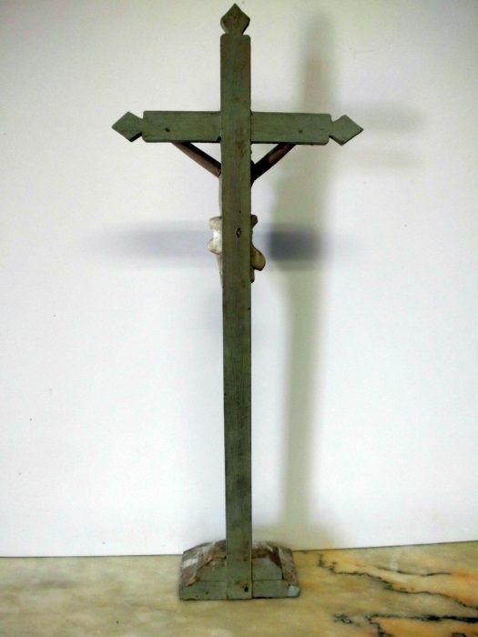 antigo crucifixo popular em madeira - verde