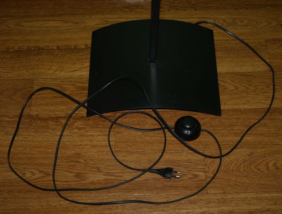 Lampa pokojowa wolnostojąca z czerwonym abażurem.