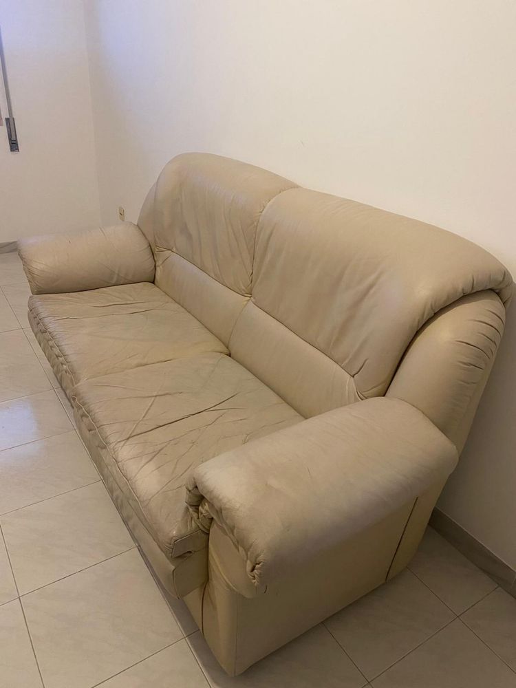 Sofá de dois lugares, espacoso e confortavel