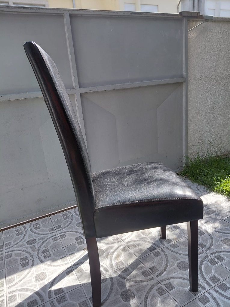 cadeiras de pele preta