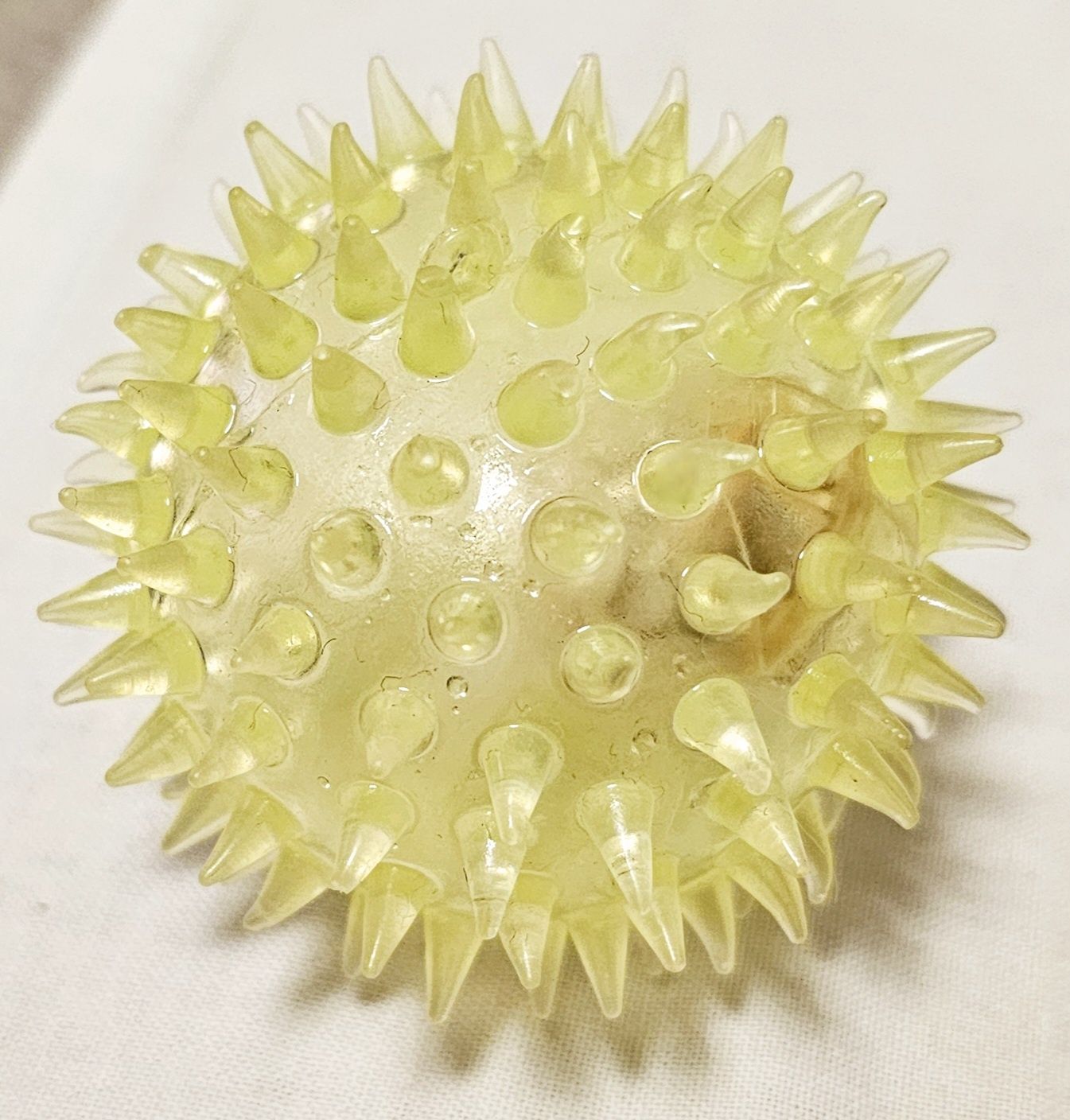 Duża piszcząca piłka z kolcami dla psa lub kota, 7cm