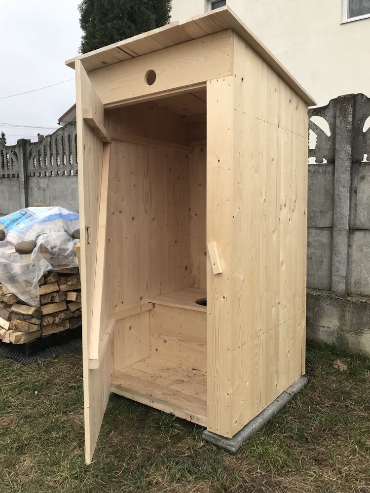 Туалет деревяний вуличний