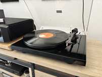 Pro-Ject Gira-Discos Debut Carbon DC 2M RED COLOR PIANO BLACK