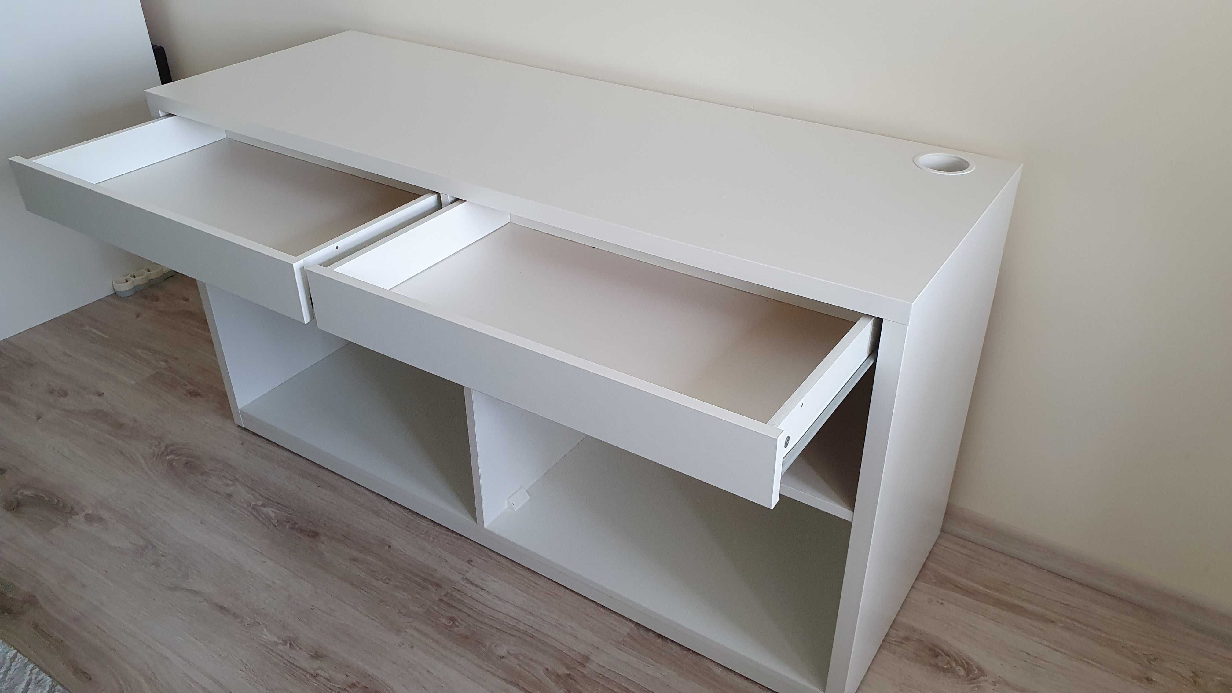 Sprzedam białe biurko z sieci IKEA.