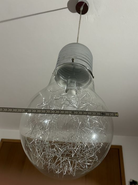 Candeeiro de teto em formato de lâmpada