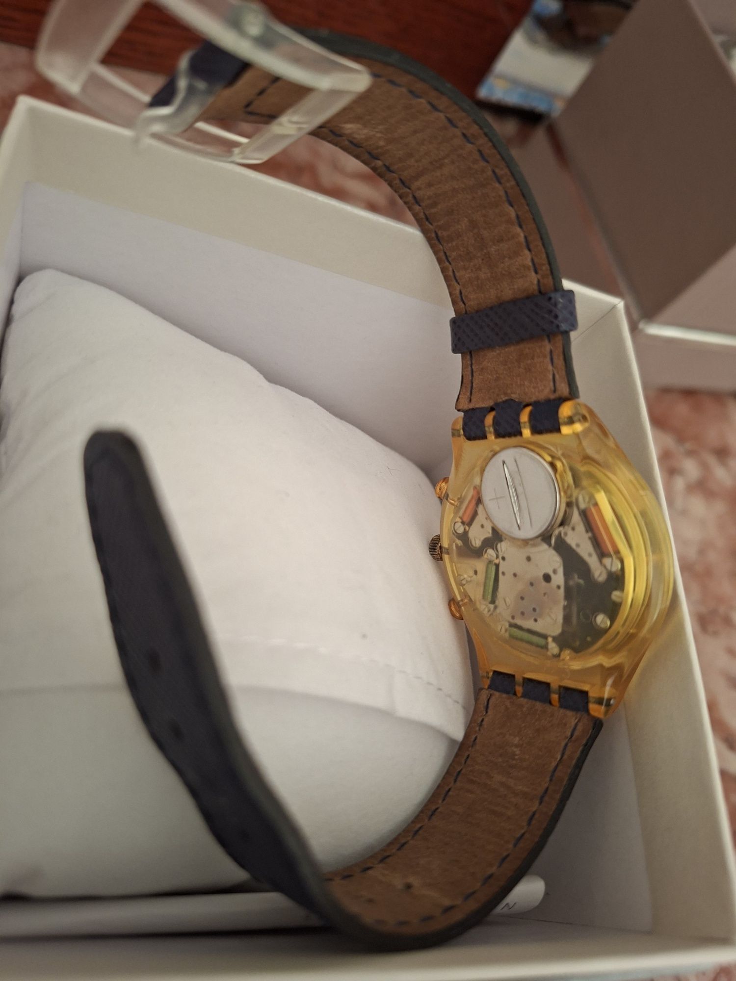 Relogio Swatch coleção dourado, pulseira azul, como novo