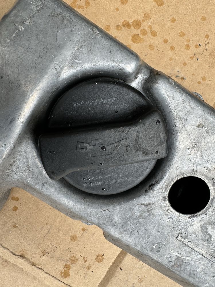 Клапанная крышка крышка клапанов Mercedes W124