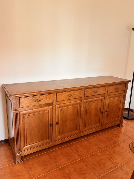 Móvel de madeira maciça em ótimo estado