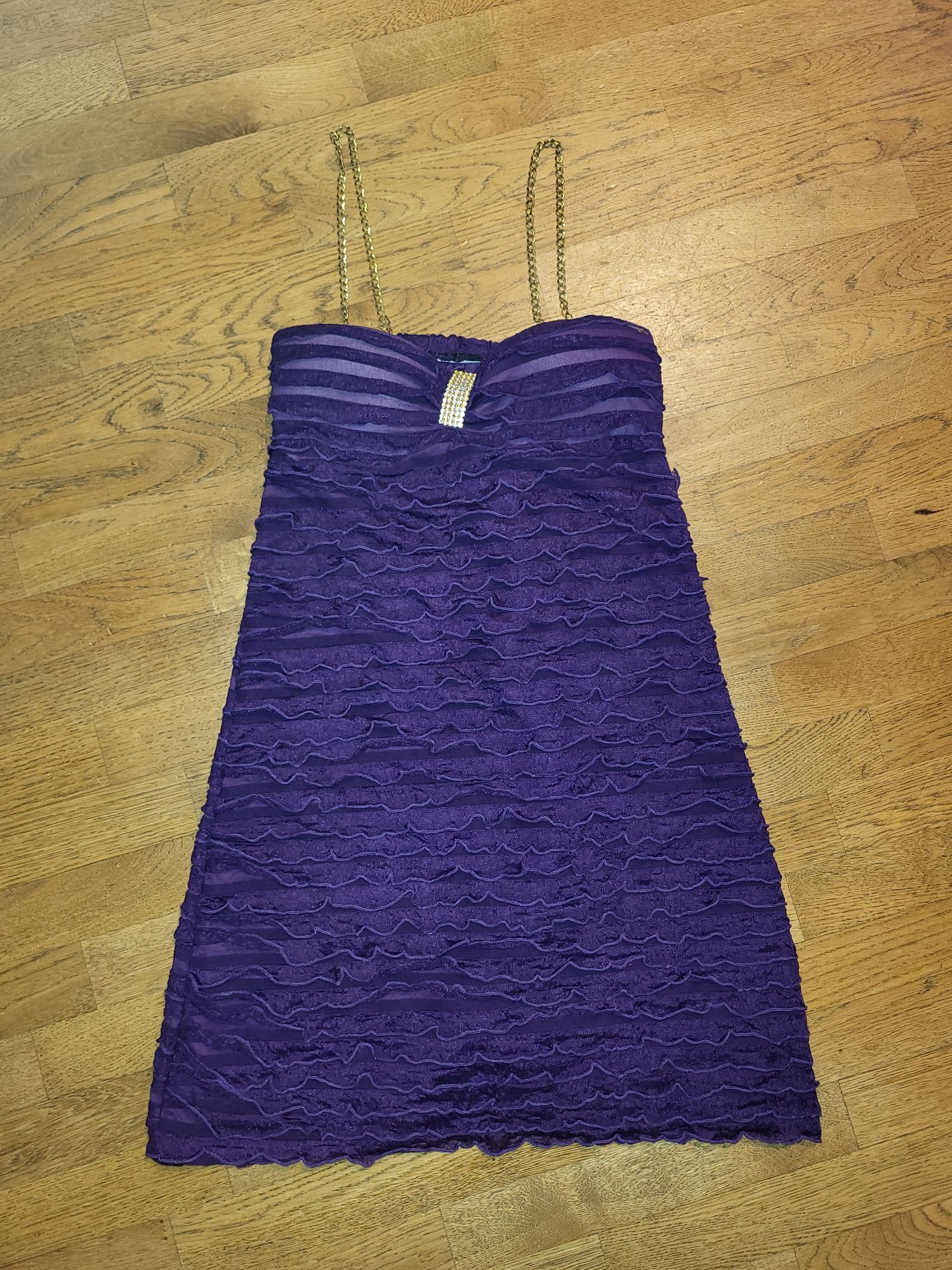 Fioletowa sukienka z falbankami na ramiączkach/łańcuszkach lub bez