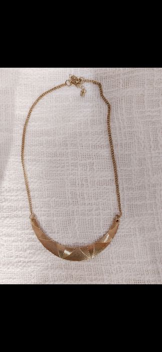 Colar dourado elegante