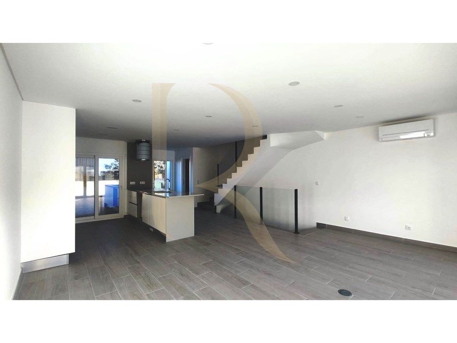 Moradia em banda nova T3+2 com garagem em Vale de Milhaços - Corroios