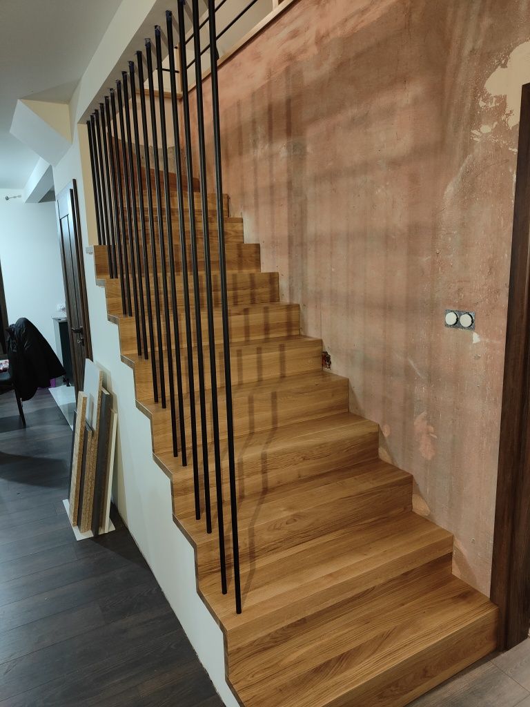 Schody drewniane dębowe dywanowe stopnie dąb  balustrada
