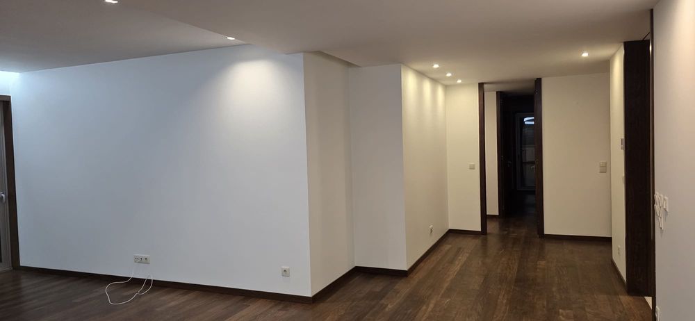 Apartamento T3 com varandas e garagem na Meadela