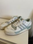Sapatilhas adidas rivalry low