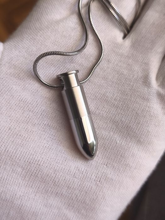 Colar com Compartimento secreto formato Bala. Em Aço inoxidável