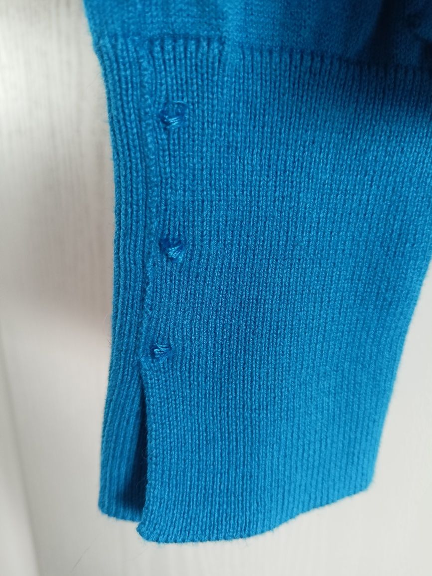 Niebieski sweter damski z orsay