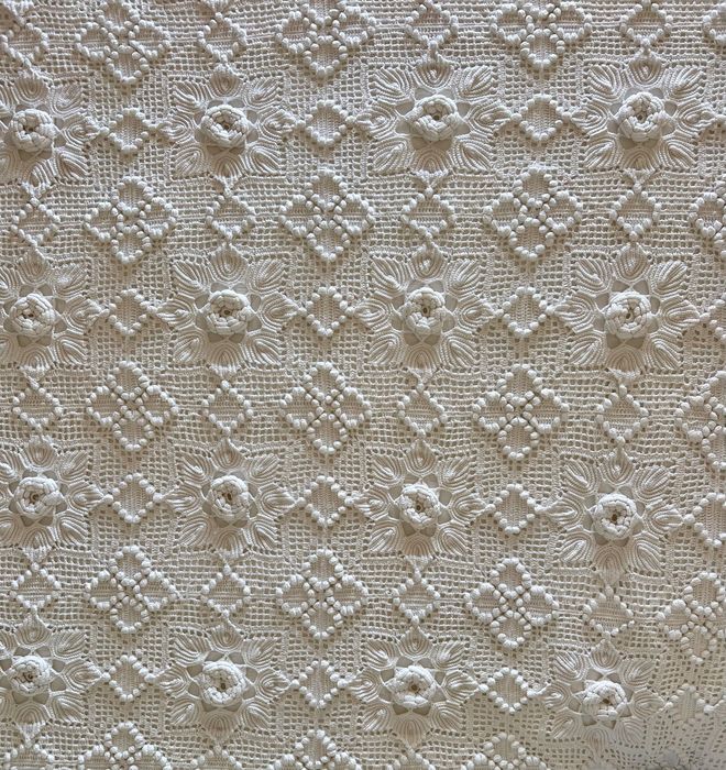 Colcha branca artesanal em crochet com linha de algodão