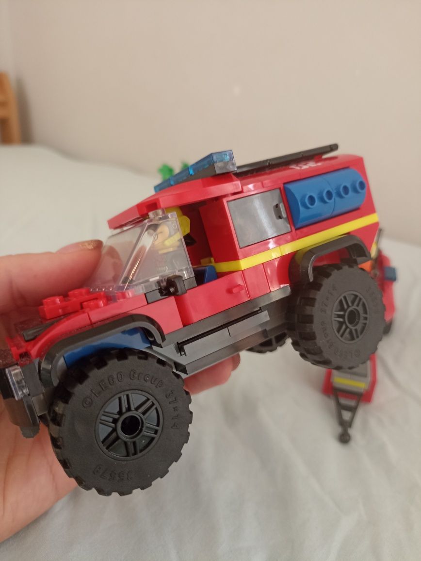 Camião dos Bombeiros 4x4 com Barco de Resgate - 60412
LEGO City