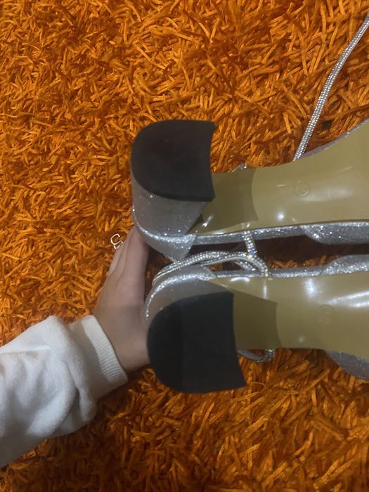 Sapatos elegantes brilhantes