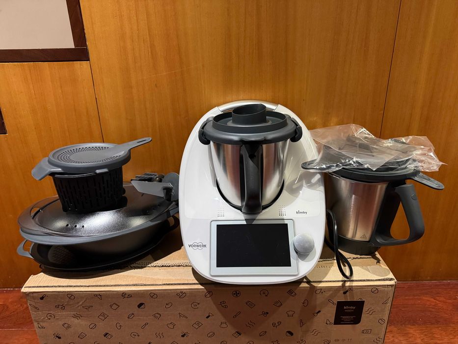 Bimby TM6 com 2 Copos, acessórios e livros incluídos