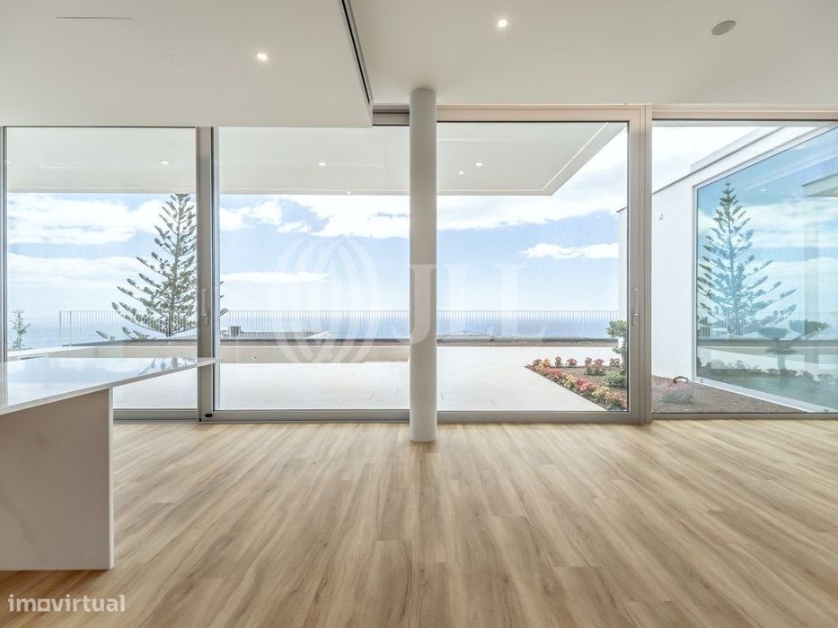MoradiaT4 com piscina, garagem e vista mar na Calheta