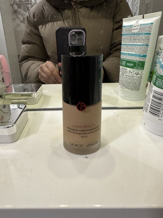 Тональна основа Armani power fabric тон 4