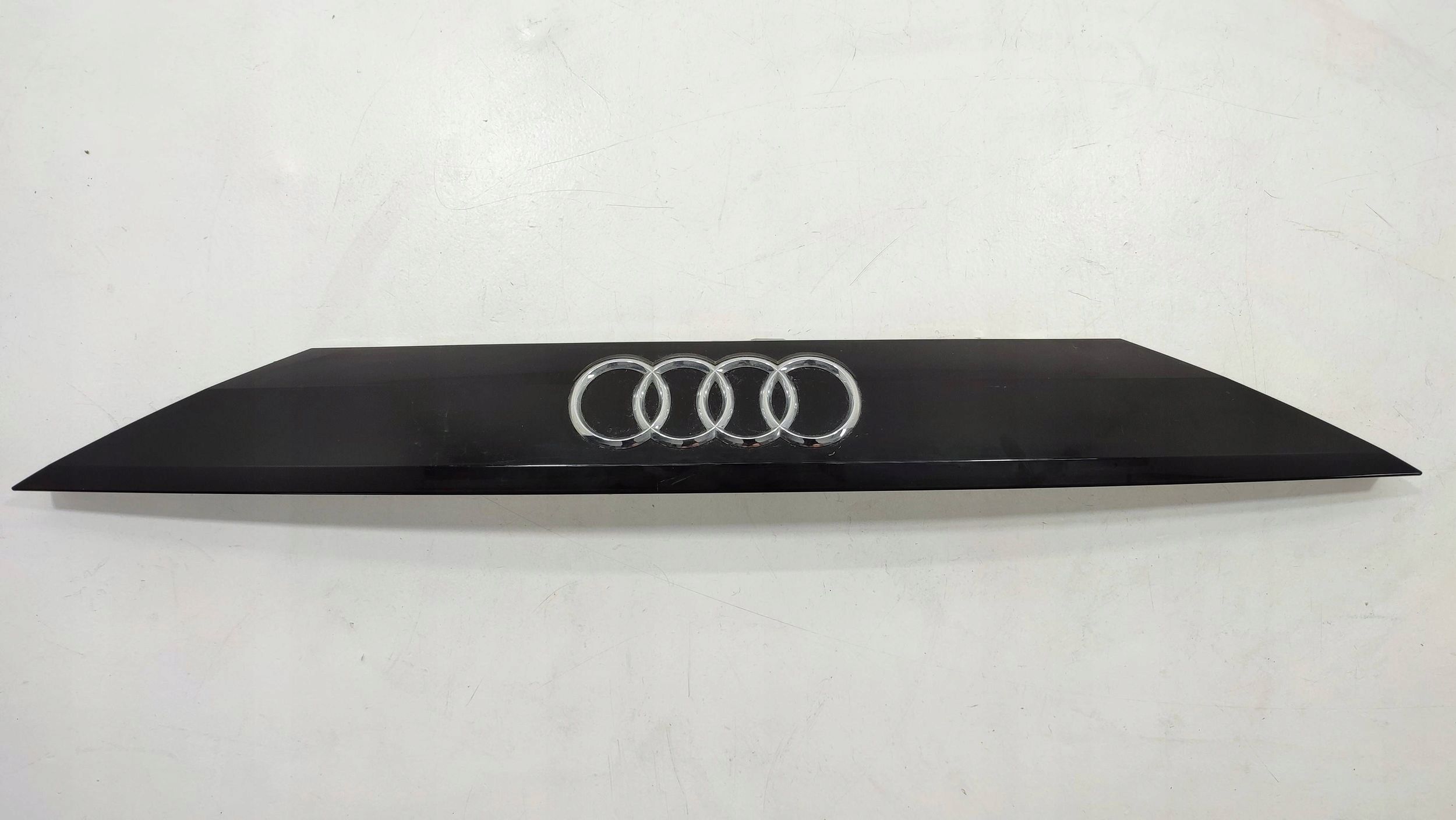 Audi Q8 listwa oświetlenie tylnej tablicy rejestracyjnej