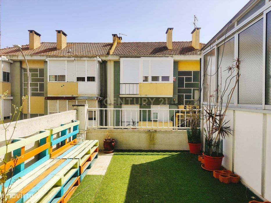 Prédio Bi-Familiar T2 e 2 Anexos Tipologia T1 Em Zona Residencial Tran