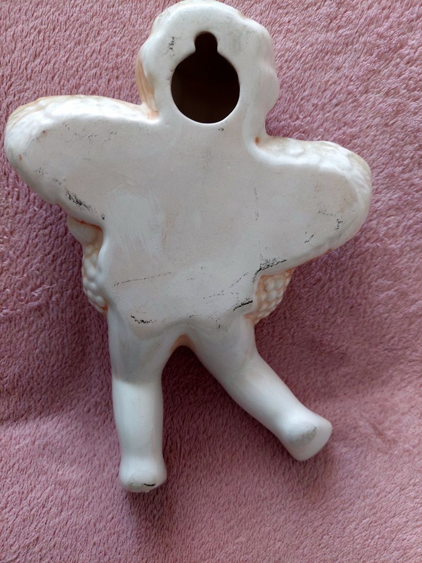 Putto , porcelanowa figurka chłopiec z czerwoną szarfą,sygnowana